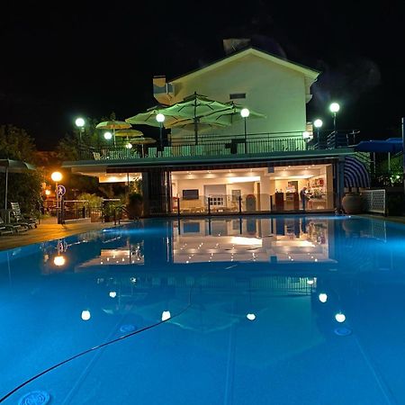 Hotel Minerva Гатео а Маре Екстериор снимка
