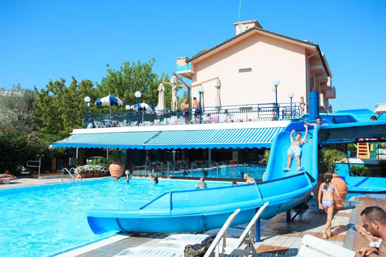 Hotel Minerva Гатео а Маре Екстериор снимка