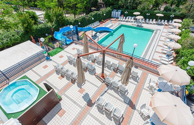 Hotel Minerva Гатео а Маре Екстериор снимка